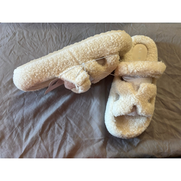Women's Akira White Fuzzy Cross Strap Slippers Size 8 - Picture 2 of 4